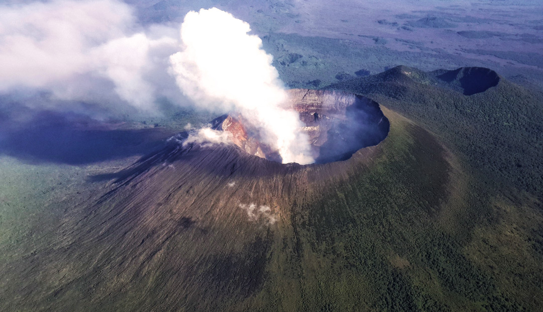 Vue aérienne du volcan le plus dangereux d'Afrique.