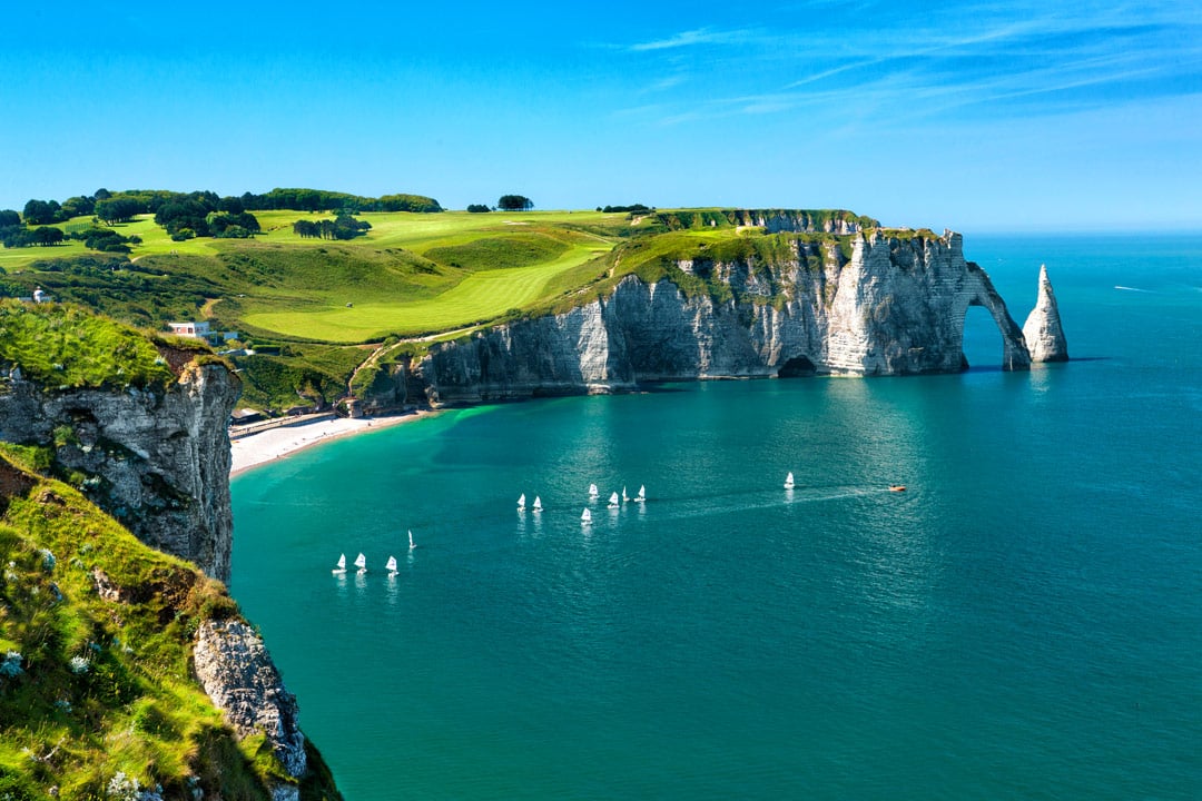 Les falaises d'Étretat en Normandie sont constituées de craie.