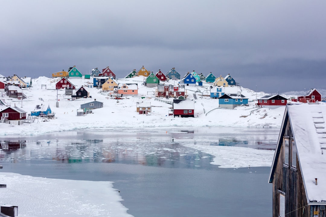 Maisons colorée sur la côte ouest du Groenland