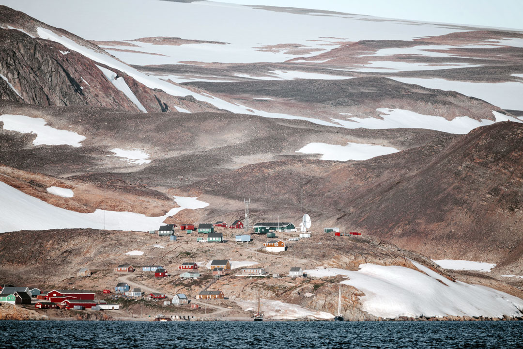 Maisons sur les terres du continent groenlandais.
