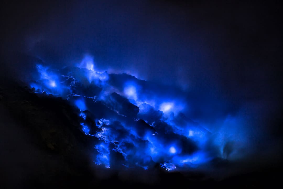La combustion du soufre du volcan Kawah Ijen produit des flammes bleues.