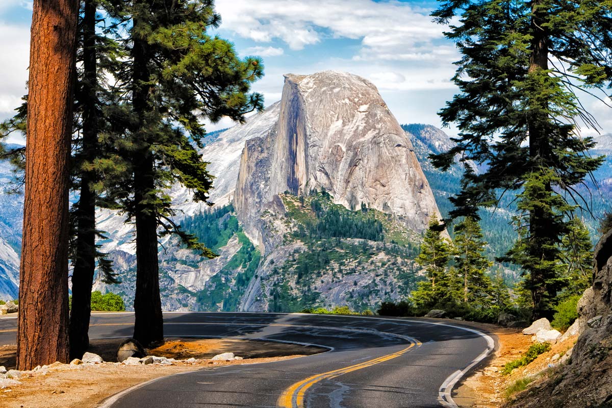 Half Dome surplombe la vallée de Yosemite.
