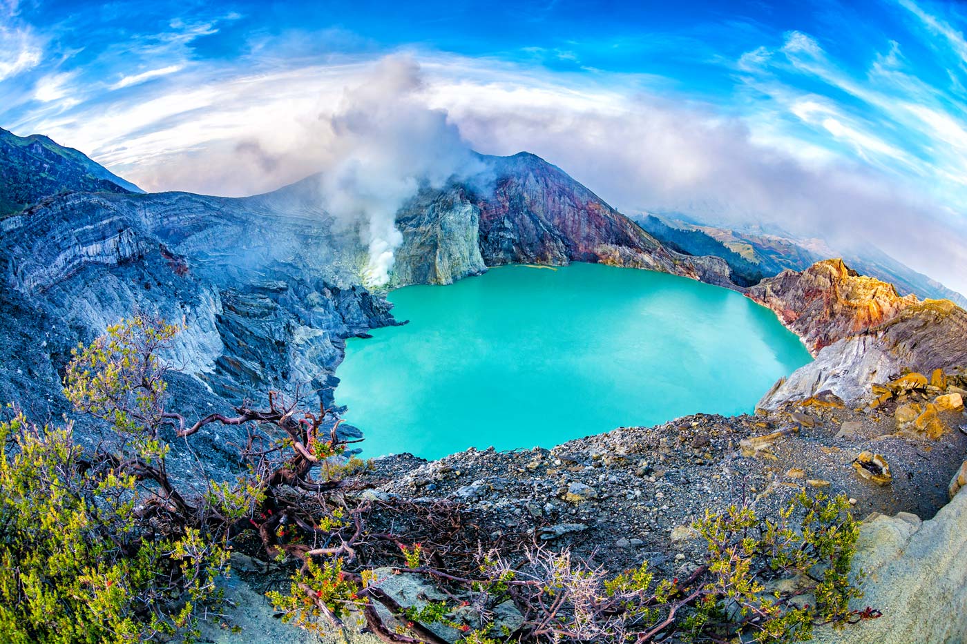 Vue sur le cratère du volcans Kawa Ijen en Indonésie.