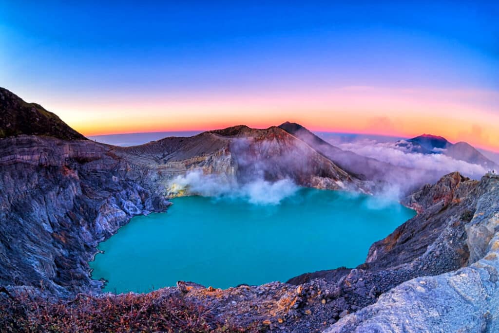 Le plus grand lac acide du monde au coeur du volcan Kawah Ijen.