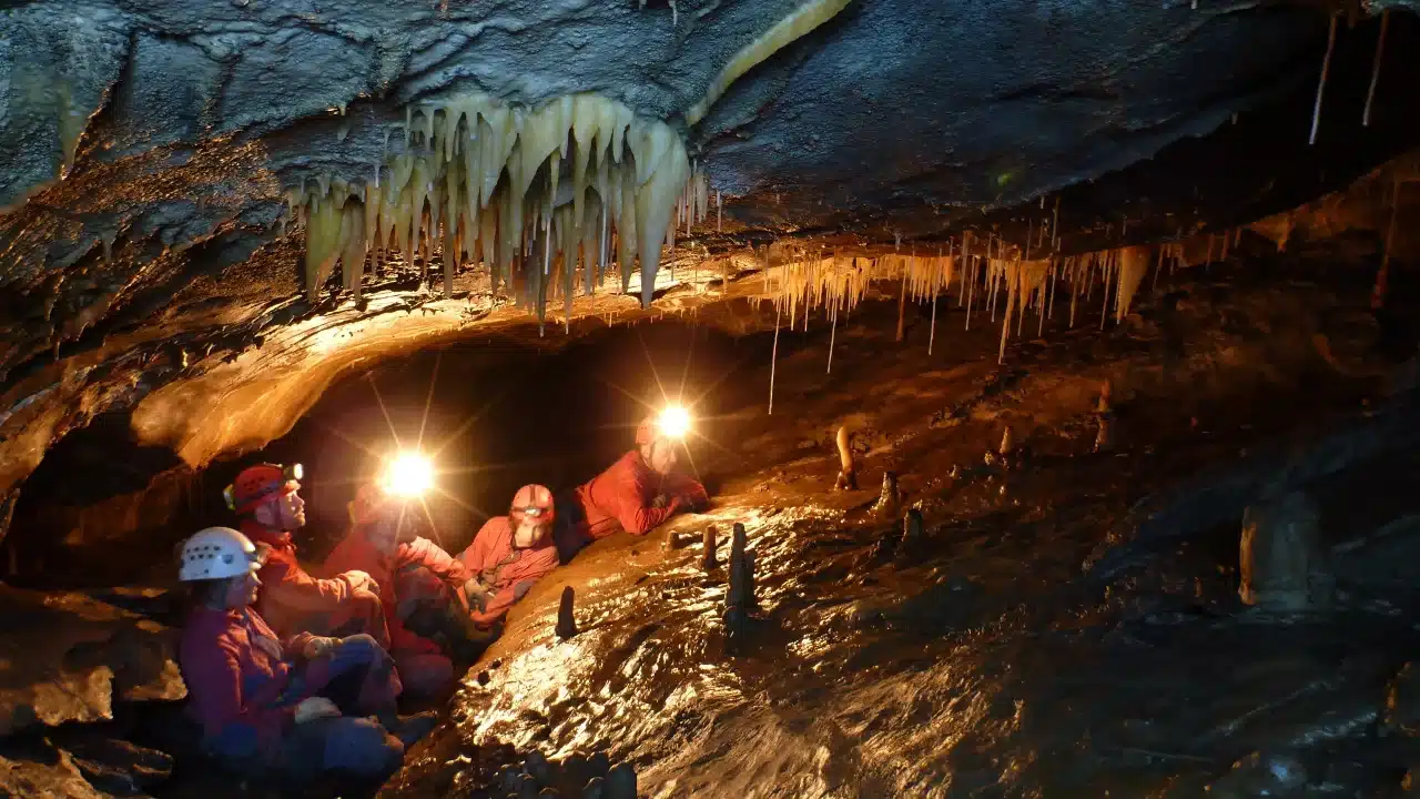 Des spéléologues dans la grotte de Hölloch en Suisse.