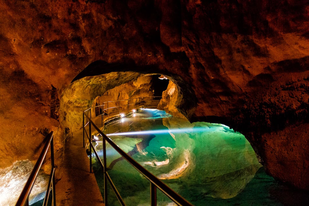 Une piscine dans les grottes de Jenolan.