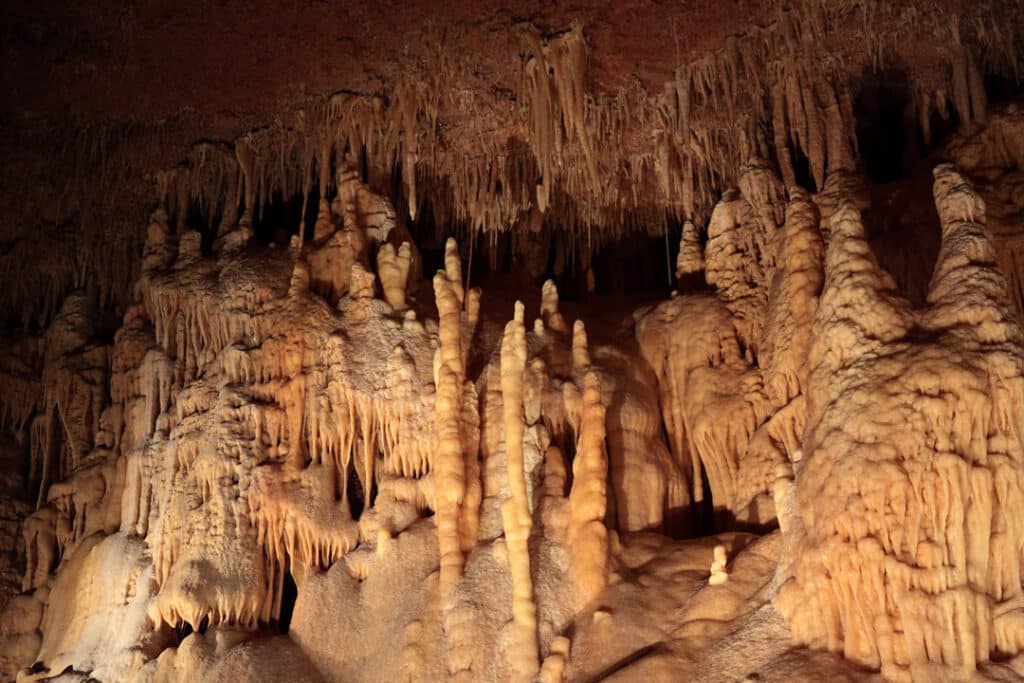 Stalactites et stalagmites dans la grotte de Mammoth.