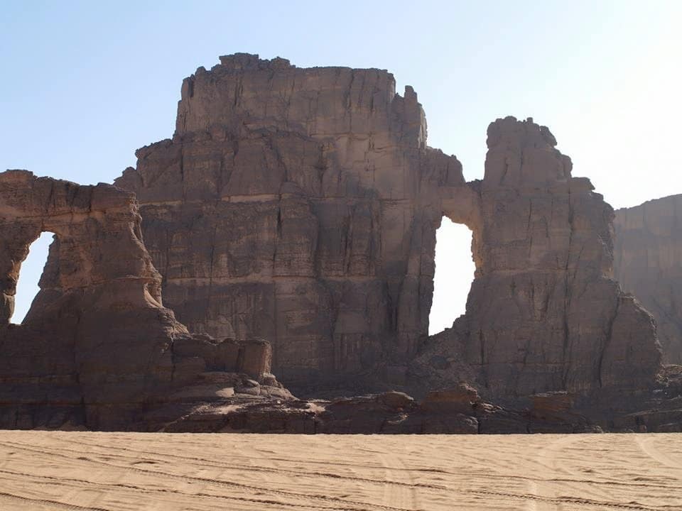 Explorez le Tassili n'Ajjer dans le Sahara algérien, avec ses corniches de grès anciennes et son art rupestre préhistorique à ciel ouvert.