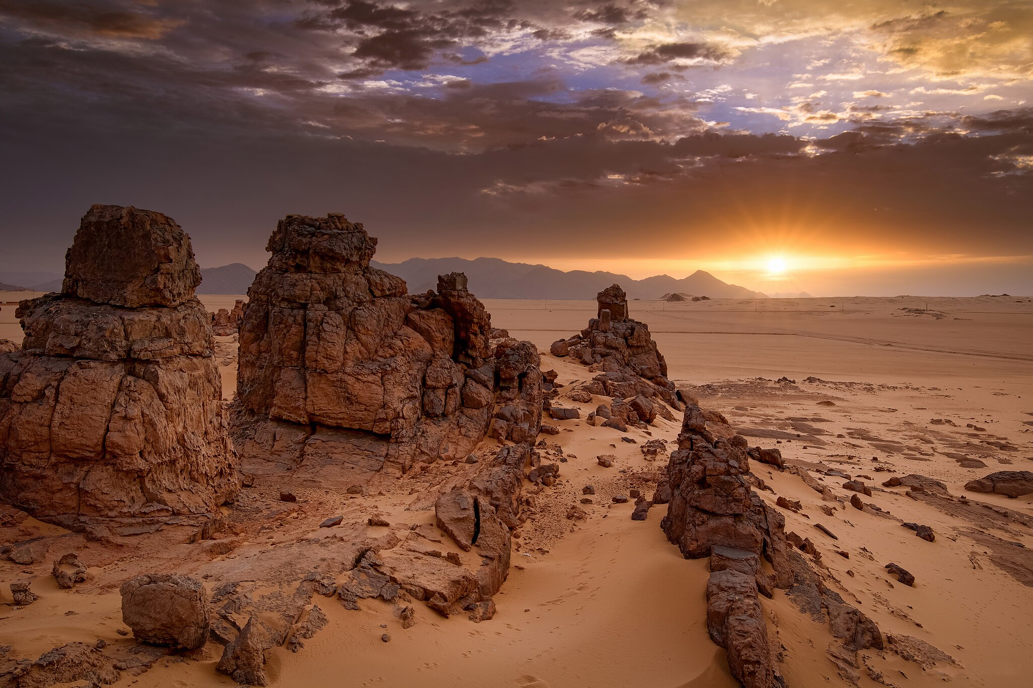 Le désert du Tassili n'Ajjer au coucher du soleil.