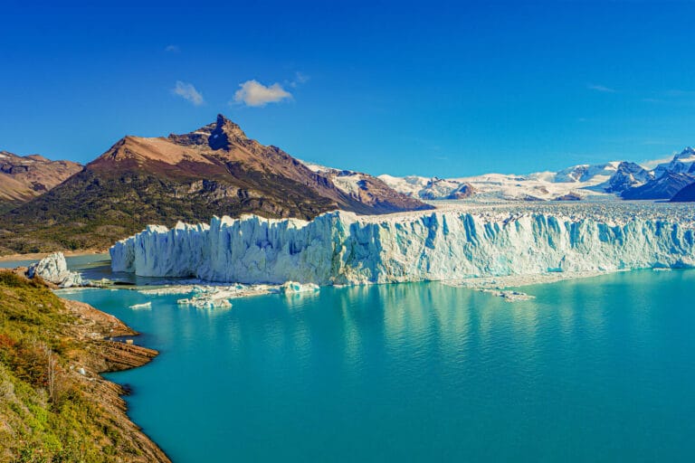 Le glacier Perito Moreno a une teinte bleue particulière au-dessus des eaux céruléennes du lac Argentin.