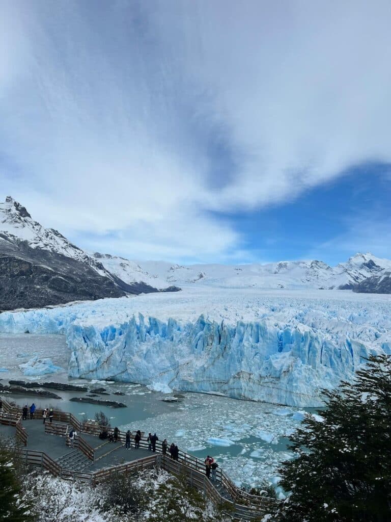 Le glacier Perito Moreno fait face à un belvédère surplombant le lac Argentin.