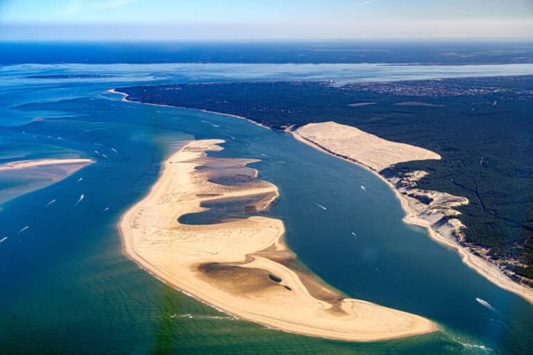 Comprendre la Dynamique du Littoral : Un Fragile Tango entre Terre et Mer