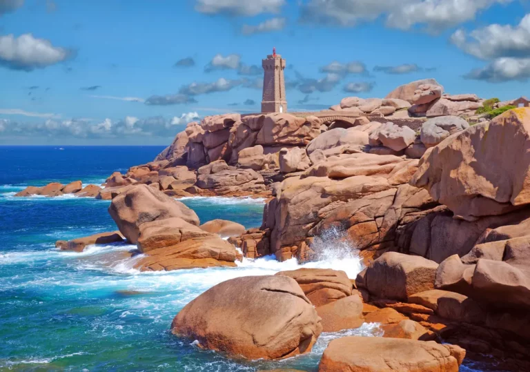 Côte de granite rose et phare sur le littoral dans le Morbihan.