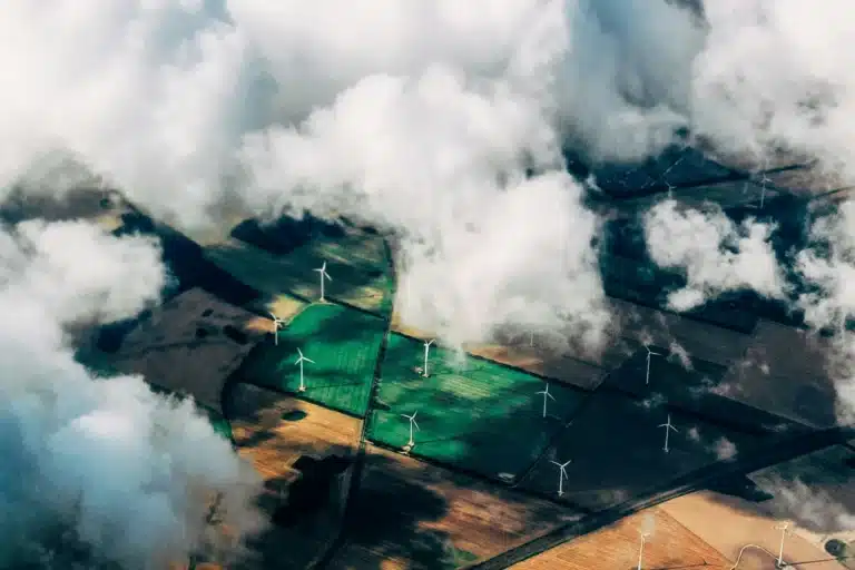 Vue aérienne d'éoliennes dans des champs.
