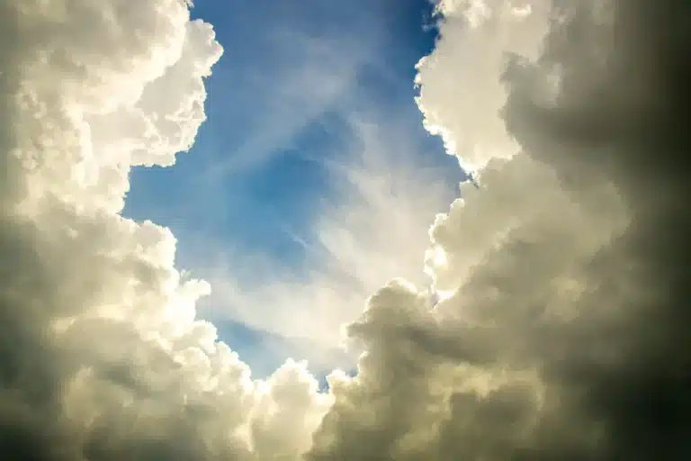Nuages en formation dans le ciel.