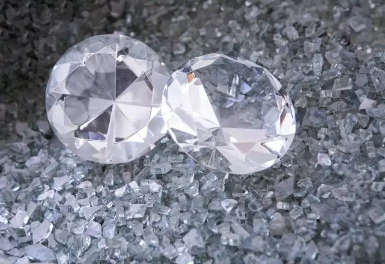 Deux diamants bruts taillés.