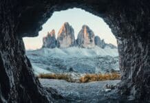 Le Massif des Dolomites : un Patrimoine Naturel Exceptionnel au Cœur des Alpes Orientales Le massif des dolomites à travers un trou dans la roche.
