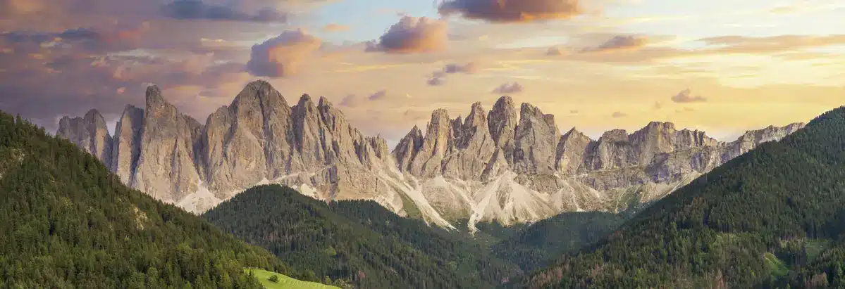 Panorama du massif des Dolomites dans les Alpes orientales.
