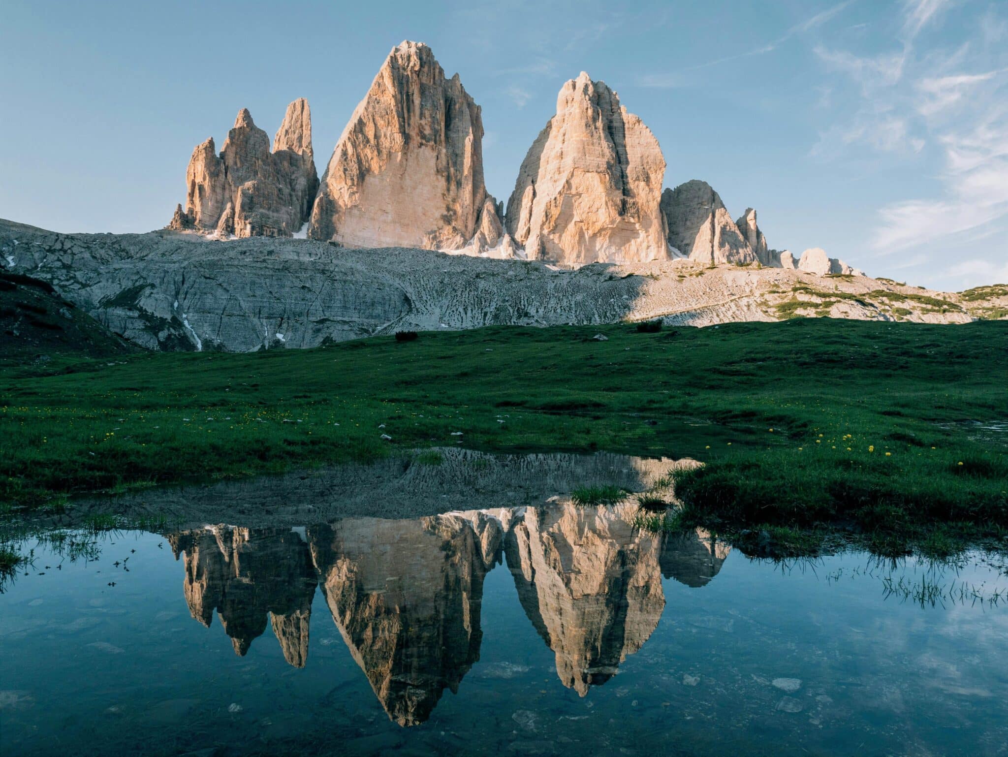 Le massif des dolomites se reflète dans les eaux d'un lac.