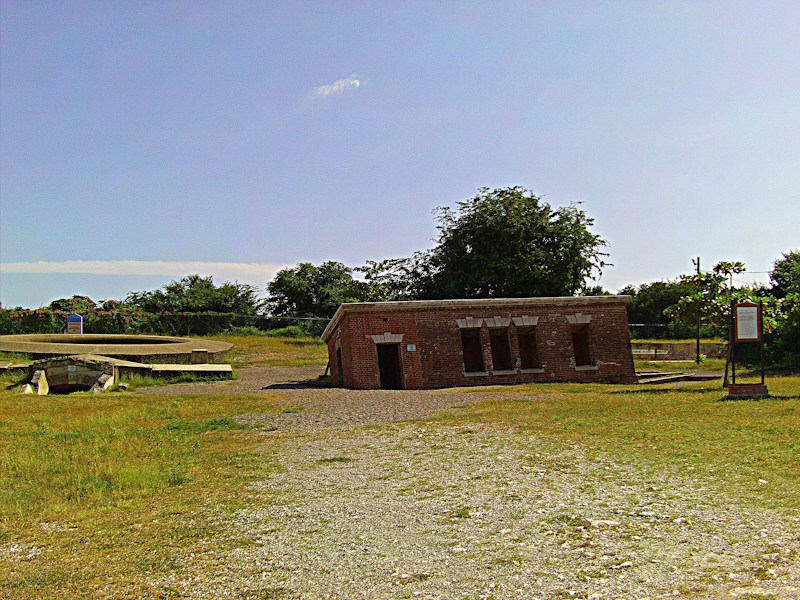 La Giddy House : un bâtiment enfoncé dans le sol suite au séisme de 1907 à Port Royal