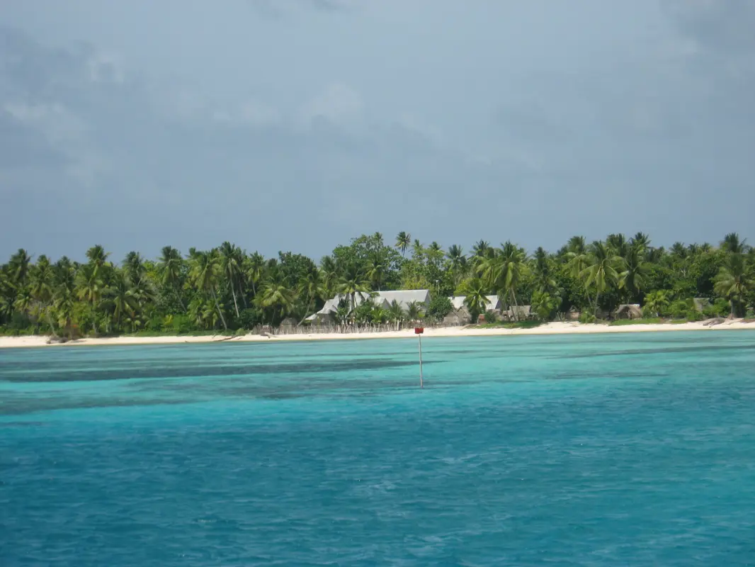 Plage d'un atoll des Kiribati.