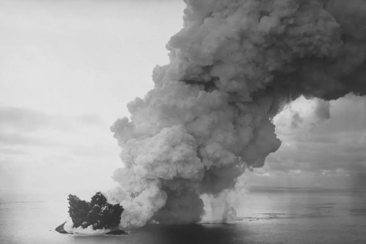 Photo de l'éruption volcanique sous-marine de 1963 ayant donné naissance à l'île de Surtsey.