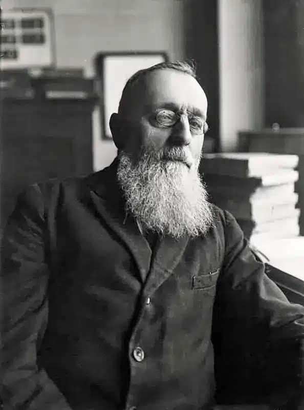 Portrait du volcanologue Alfred Lacroix, qui a largement étudié l'éruption de la Montagne Pelée en 1902.