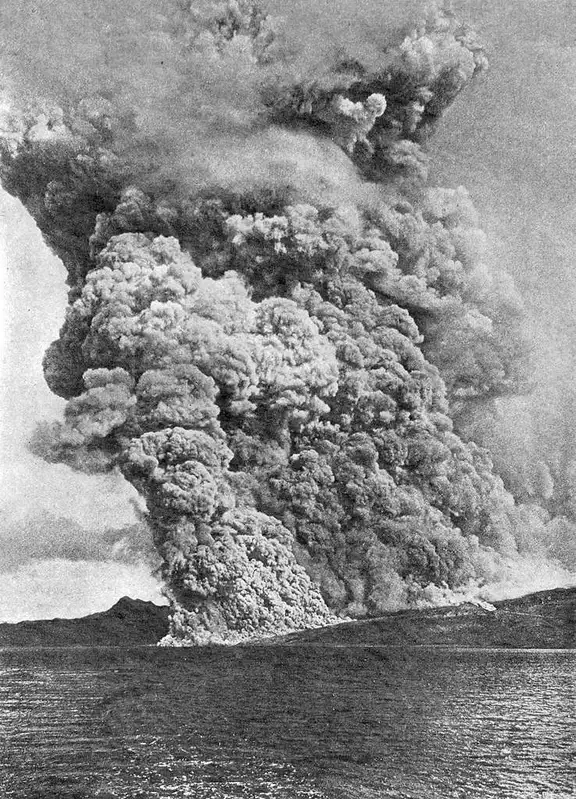 Photographie d'une éruption explosive de la Montagne Pelée en 1902
