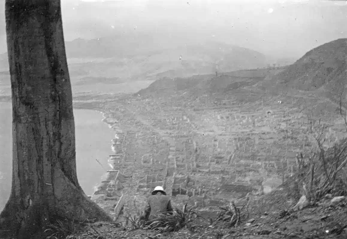 Vue de haut sur la ville de Saint-Pierre, détruite après l'éruption de la Montagne Pelée.