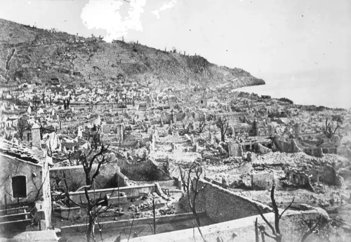La ville de Saint-Pierre dévastée suite à l'éruption de la Montagne Pelée.